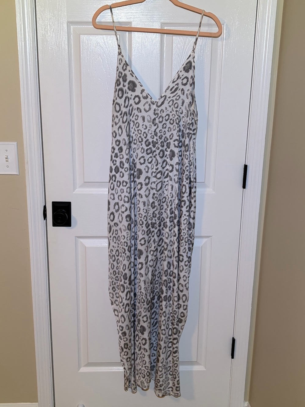 Van Winkle Leopard Print Sexy Slip Maxi Dress in Light Gray & White. XL